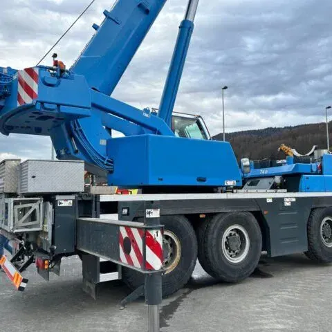 Grue Mobile 70 tonnes à louer avec conducteur : Liebherr LTM 1070 — vue 3