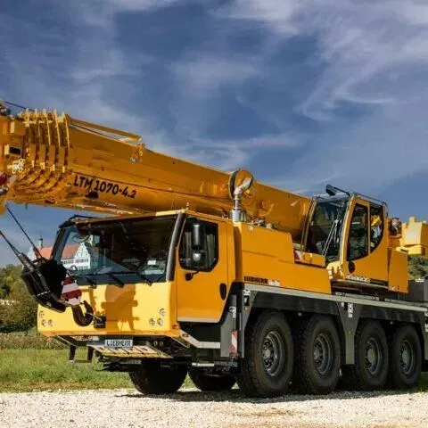 Grue Mobile 70 tonnes à louer avec conducteur : Liebherr LTM 1070 — vue 8