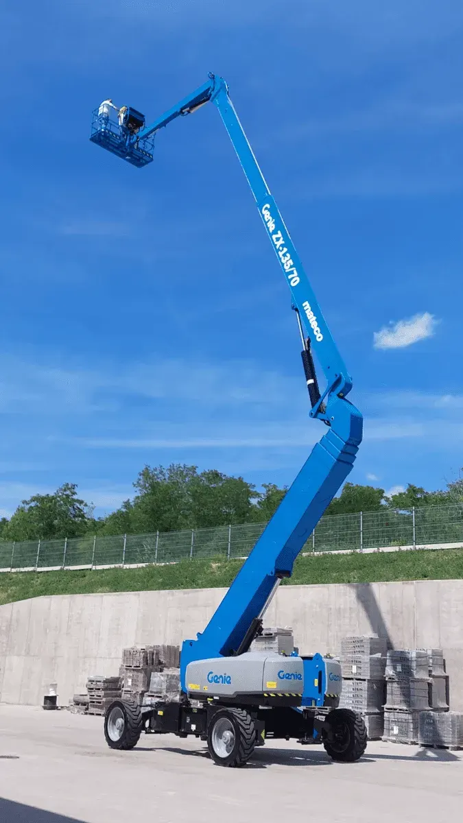 Nacelle élévatrice télescopique à bras droit déployé en hauteur