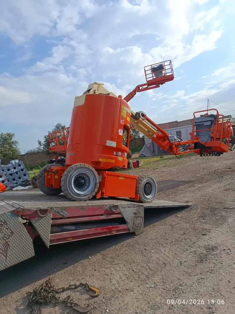 Nacelle verticale à mât pour travaux intérieurs